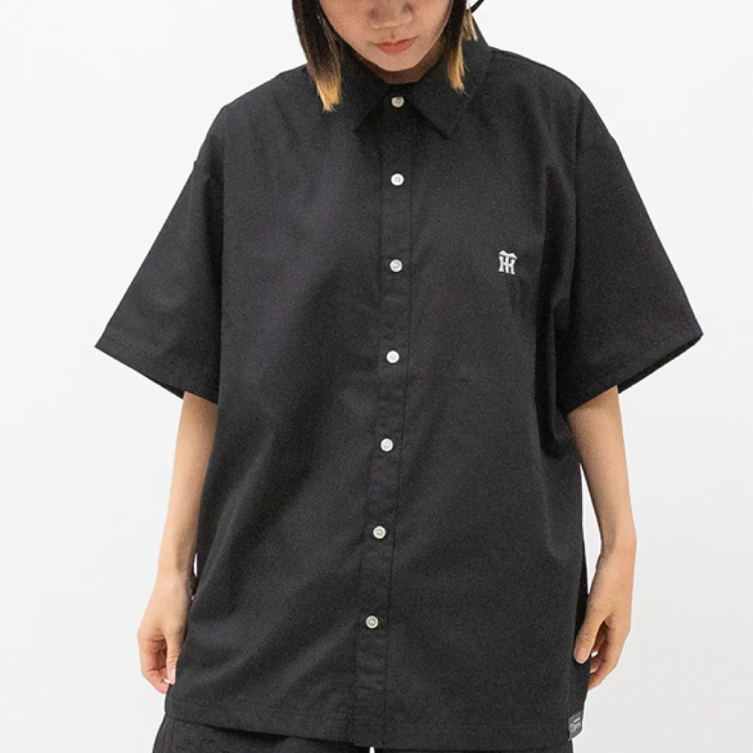 オールブラック・半袖シャツ